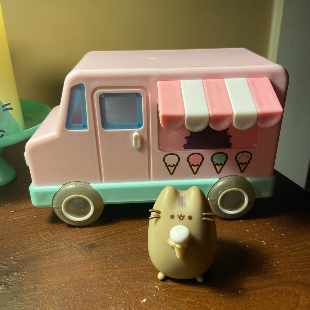 Pusheen Box Summer 2021 /vinyl and ice cream truck